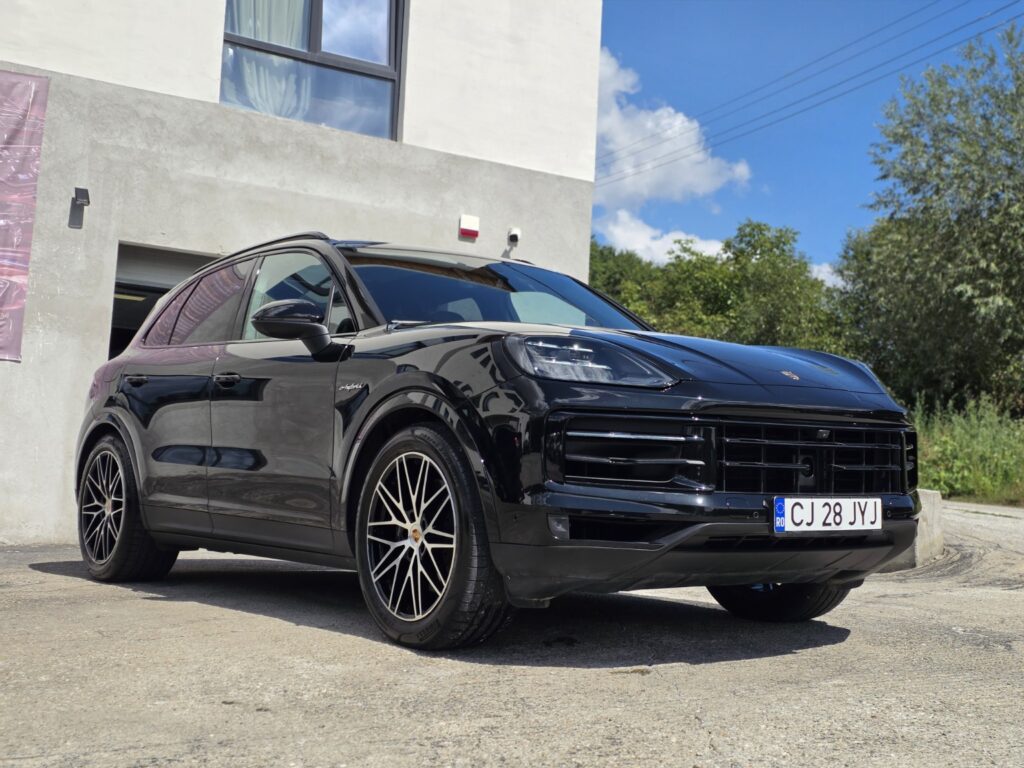 Porsche Cayenne negru fotografiat la City Detailing