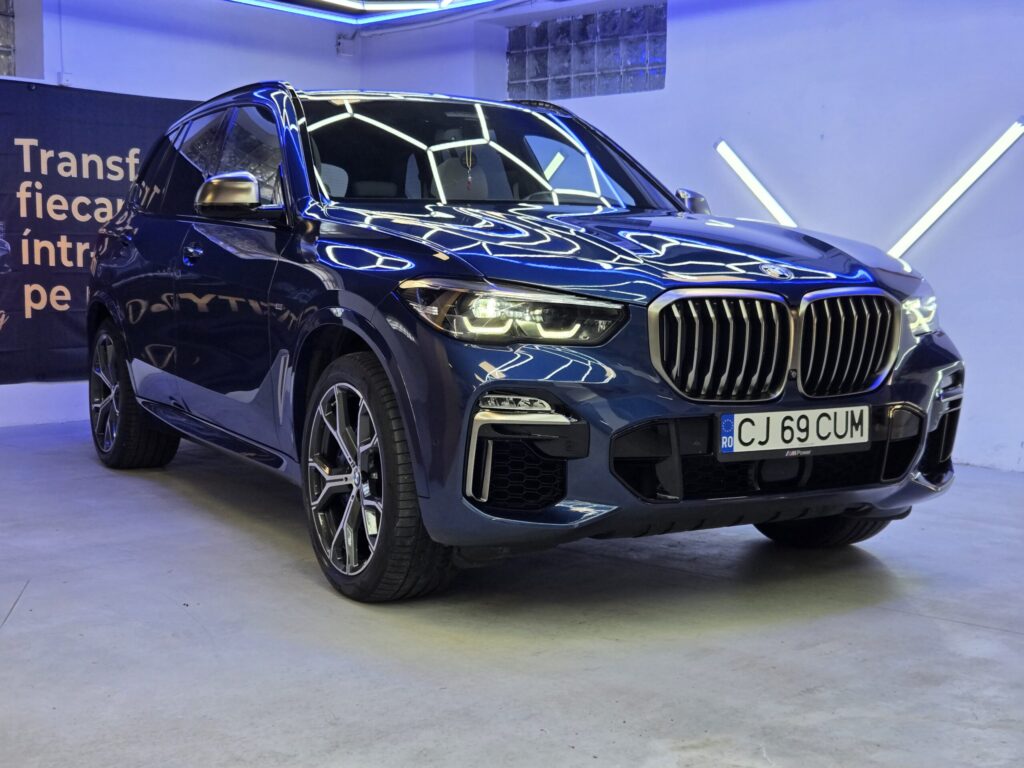BMW albastru cu finisaj lucios în atelierul City Detailing din Cluj