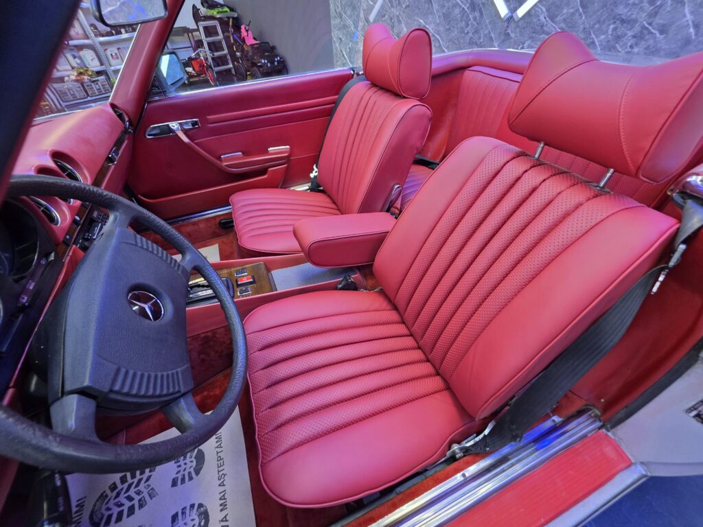 Interior Mercedes cu scaune din piele roșie în atelierul City Detailing Cluj